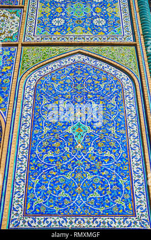 Die komplexen Blumenmuster aus glasierten Fliesen auf dem gewölbten Panel an der Wand von Scheich Lotfollah Moschee, Isfahan, Iran. Stockfoto