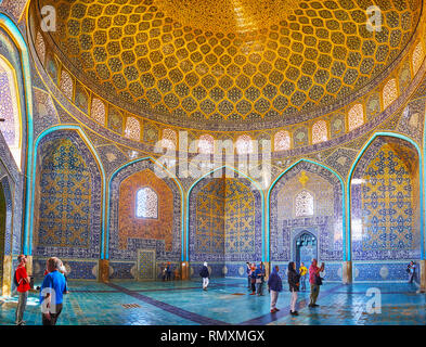 ISFAHAN, IRAN - 21. Oktober 2017: Das Gebet Hall von Sheikh Lotfollah Moschee mit edlen Fliesen Dekoration, gewölbten Wänden und großen Kuppel am 21. Oktober in Stockfoto
