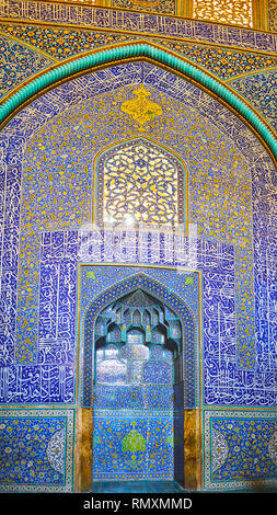 ISFAHAN, IRAN - 21. Oktober 2017: Die mihrab der historischen Sheikh Lotfollah Moschee mit feinen floralen Mustern, muqarnas Arch und komplizierten Quranic callig Stockfoto