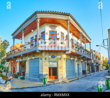 ISFAHAN, IRAN - 21. Oktober 2017: Die malerische Armenischen manison mit Ecke Fassade, Terrasse, Fliesen Dekoration, Läden im Erdgeschoss und f Stockfoto