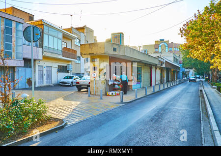 ISFAHAN, IRAN - 21. Oktober 2017: Die schattigen Straße in New Julfa Nachbarschaft mit der Leitung der Geschäfte, am 21. Oktober in Isfahan. Stockfoto