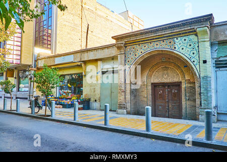 ISFAHAN, IRAN - 21. OKTOBER 2017: historische armenische Othodox Kirche Tor, dekoriert mit Schnitzereien und Fliese Muster, in neuen Julfa neighborhoo entfernt Stockfoto