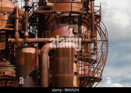 Industrial Zone, die Ausstattung von oilrefining, in der Nähe von industriellen Rohrleitungen für eine Öl-Raffinerieanlage, Detail der Ölpipeline mit Ventilen in großen Stockfoto