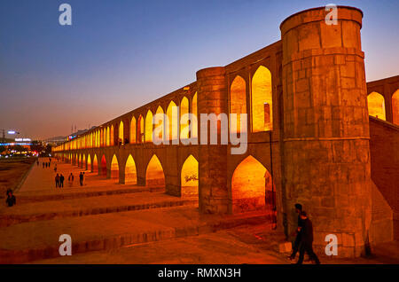 ISFAHAN, IRAN - 21. OKTOBER 2017: Siosepol Brücke ist perfekt von der Bank des Zayandeh Fluss oder entlang es während der heißen Jahreszeit zu gehen, wenn Stockfoto