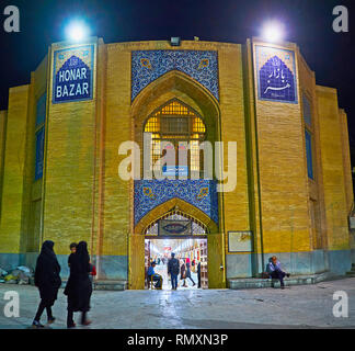 ISFAHAN, IRAN - 21. Oktober 2017: Die abendliche Beleuchtung der Eingang Portal (Iwan) Der honar Basar mit feinen Fliese Muster und Inschriften, auf Stockfoto