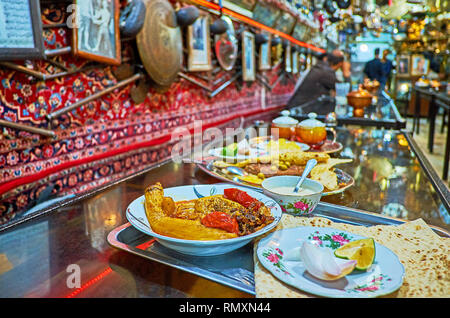 ISFAHAN, IRAN - 21. OKTOBER 2017: Genießen Sie traditionelle Abendessen in Azadegan Tea House, die besten Gerichte der iranische Küche, wie beryani, gedünstetem Gemüse Stockfoto