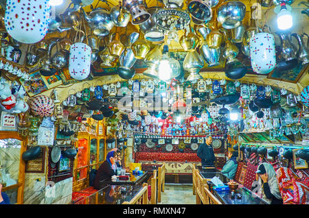 ISFAHAN, IRAN - 21. Oktober 2017: Besuch vintage Azadegan Chaykhuneh (Teehaus) - beste Platz für interessante Zeit in feiner Platz, voll von Inte Stockfoto