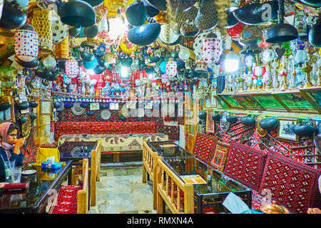 ISFAHAN, IRAN - 21. OKTOBER 2017: Azadegan Chaykhuneh (Teehaus) verfügt über eine hervorragende Ausstattung mit vielen interessanten vintage Souvenirs, hängen an der Wand Stockfoto