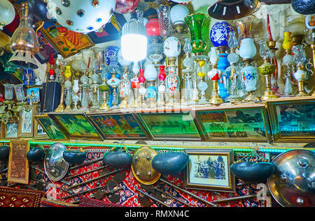 ISFAHAN, IRAN - 21. OKTOBER 2017: Sammlung der vintage Petroleum Lampen aus Glas, Porzellan und Metall auf die Haltbarkeit der Azadegan Chaykhuneh (Tee Haus Stockfoto