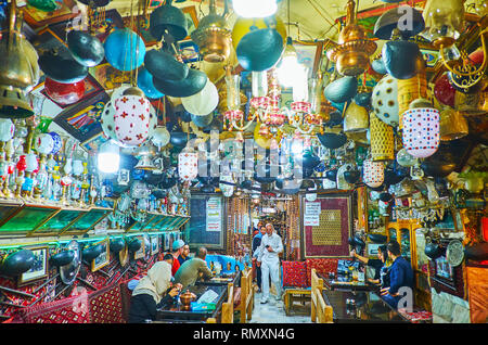 ISFAHAN, IRAN - 21. OKTOBER 2017: die Touristen und die Einheimischen, die ihre Zeit geniessen in vintage Azadegan Chaykhuneh (Teehaus), am 21. Oktober in Isfah Stockfoto