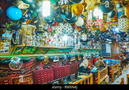 ISFAHAN, IRAN - 21. Oktober 2017: Die Halle des berühmten Azadegan Chaykhuneh (Teehaus), in Chah Haj Mirza Gasse von Grand Bazaar entfernt und Dekorieren Stockfoto