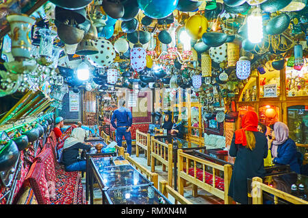 ISFAHAN, IRAN - 21. Oktober 2017: Die malerische retro Innenraum der Azadegan Chaykhuneh (Teehaus) - der beliebte Touristenort und bemerkenswerte Sehenswürdigkeit, locat Stockfoto