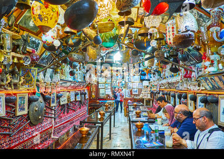 ISFAHAN, IRAN - 21. OKTOBER 2017: Azadegan Chaykhuneh (Teehaus) ist schön, die lokale Küche zu probieren, Trinken traditionelle Getränke und der scen genießen Stockfoto