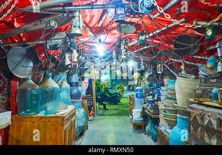 ISFAHAN, IRAN - 21. Oktober 2017: Die Chah Haj Mirza Gasse, die zu Azadegan Chaykhuneh (Teehaus) ist mit zahlreichen Vintage Stücke O eingerichtet Stockfoto