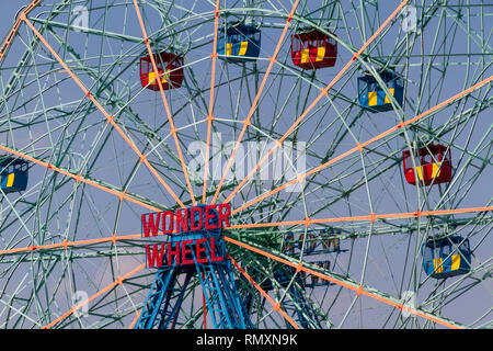 Historische Wonder Wheel Messegelände, Coney Island, New York, USA Stockfoto