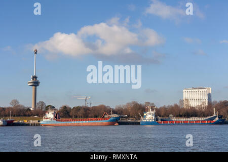 Blick auf euromast und Stadtbild von Rotterdam aus dem River Bank an sonnigen Oktobertag - Bild Stockfoto