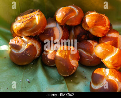 Frisch gebackene Brötchen mit gerösteten gestochen scharf auf einem grünen Serviette. Das Konzept der Kochen leckeres und gesundes Essen. Stockfoto