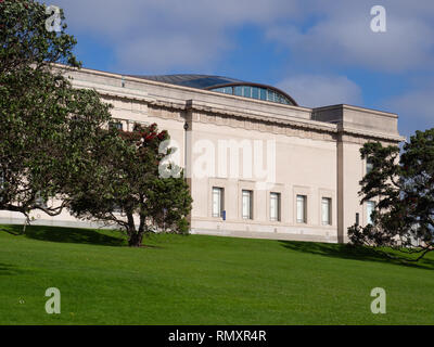 Außenansicht des Auckland war Memorial Museum in der Auckland Domain, neoklassische Architektur von Neuseeland, umgeben von grünem Park Stockfoto