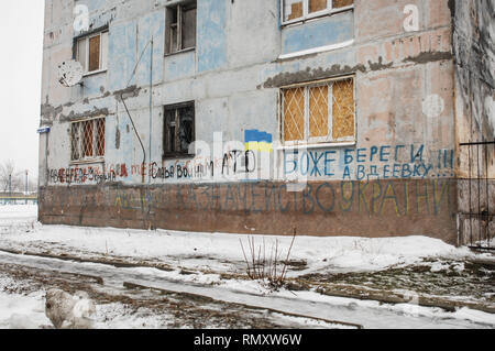 Mehrfamilienhaus gesehen in der Nähe von Advika, die im Laufe der Jahre von Konflikten verwüstet wurde. Die Stadt Advika hat mehrmals den Besitzer gewechselt. Der Konflikt in der östlichen Ukraine hat politischer werden als physische seit 2014, als 12.000 Menschen ihr Leben verloren. Heute jedoch ist es krampfhaft und die meisten Beschuss ist während der Nachtzeit. (Die offizielle Beobachter der OSZE Organisation nicht in der Nacht!). Aufgrund der Minsk Waffenstillstand beide Parteien zu respektieren und nur leichte Ausrüstung ist im Einsatz gesehen. Stockfoto