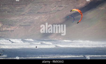 Leute, Kite Surfen am Strand von Famara auf Lanzarote, Kanarische Inseln Stockfoto