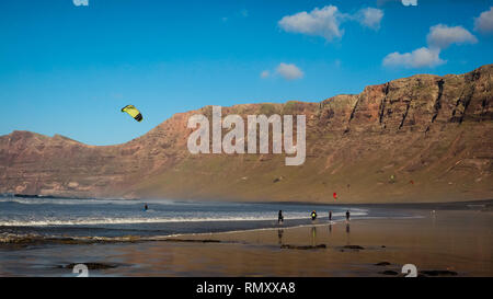 Leute, Kite Surfen am Strand von Famara auf Lanzarote, Kanarische Inseln Stockfoto