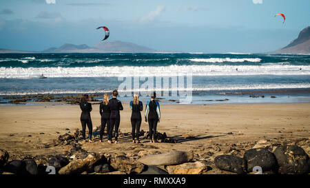 Leute, Kite Surfen am Strand von Famara auf Lanzarote, Kanarische Inseln Stockfoto