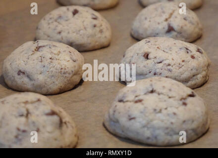 Teigkugeln für hausgemachte leckere soft Cookies mit geriebener Schokolade Stockfoto
