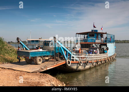 Kambodscha, Phnom Penh, Prek Sprung, Fährterminal, Lkw-boarding Fähre nach Koh Dach, Seide Insel über den Fluss Mekong Stockfoto