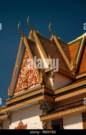 Kambodscha, Phnom Penh, Stadtzentrum, Wat Neakvoan, buddhistisches Kloster, dekorative Giebel detail Stockfoto
