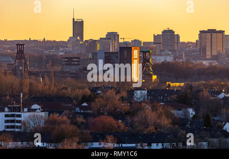 Skyline von Essen, die Zeche Zollverein, Weltkulturerbe, dahinter die Wolkenkratzer der Innenstadt mit Rathaus, rechts Stockfoto