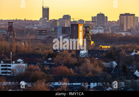 Skyline von Essen, die Zeche Zollverein, Weltkulturerbe, dahinter die Wolkenkratzer der Innenstadt mit Rathaus, rechts Stockfoto