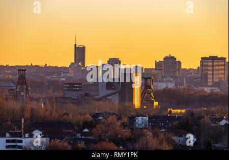 Skyline von Essen, die Zeche Zollverein, Weltkulturerbe, dahinter die Wolkenkratzer der Innenstadt mit Rathaus, rechts Stockfoto