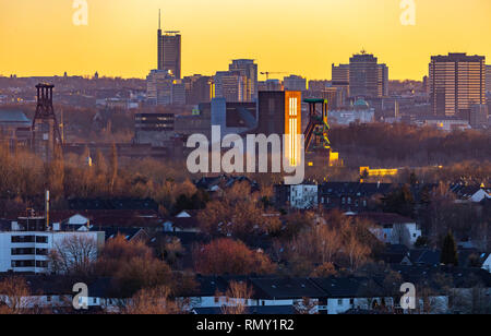 Skyline von Essen, die Zeche Zollverein, Weltkulturerbe, dahinter die Wolkenkratzer der Innenstadt mit Rathaus, rechts Stockfoto