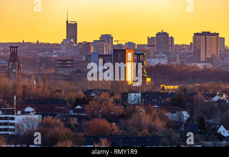 Skyline von Essen, die Zeche Zollverein, Weltkulturerbe, dahinter die Wolkenkratzer der Innenstadt mit Rathaus, rechts Stockfoto