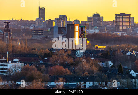 Skyline von Essen, die Zeche Zollverein, Weltkulturerbe, dahinter die Wolkenkratzer der Innenstadt mit Rathaus, rechts Stockfoto