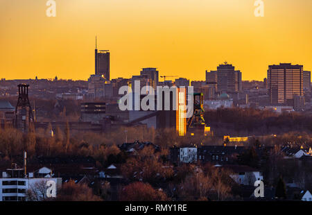 Skyline von Essen, die Zeche Zollverein, Weltkulturerbe, dahinter die Wolkenkratzer der Innenstadt mit Rathaus, rechts Stockfoto