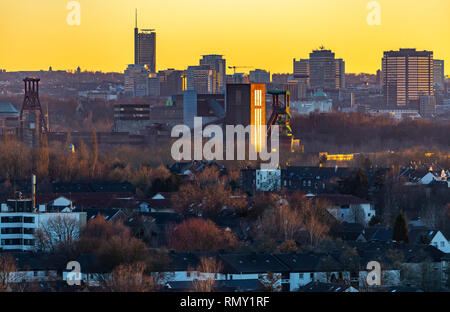 Skyline von Essen, die Zeche Zollverein, Weltkulturerbe, dahinter die Wolkenkratzer der Innenstadt mit Rathaus, rechts Stockfoto