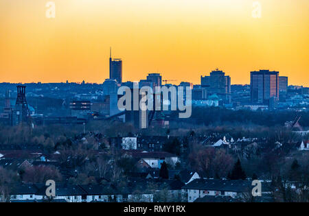 Skyline von Essen, die Zeche Zollverein, Weltkulturerbe, dahinter die Wolkenkratzer der Innenstadt mit Rathaus, rechts Stockfoto