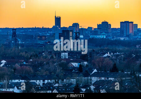 Skyline von Essen, die Zeche Zollverein, Weltkulturerbe, dahinter die Wolkenkratzer der Innenstadt mit Rathaus, rechts Stockfoto