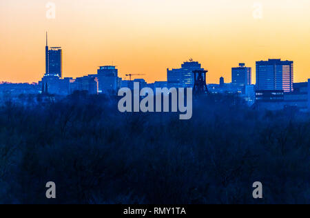 Skyline von Essen, die Zeche Zollverein, Weltkulturerbe, dahinter die Wolkenkratzer der Innenstadt mit Rathaus, rechts Stockfoto