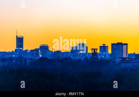 Skyline von Essen, die Zeche Zollverein, Weltkulturerbe, dahinter die Wolkenkratzer der Innenstadt mit Rathaus, rechts Stockfoto