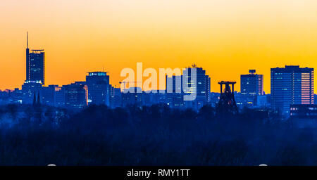 Skyline von Essen, die Zeche Zollverein, Weltkulturerbe, dahinter die Wolkenkratzer der Innenstadt mit Rathaus, rechts Stockfoto