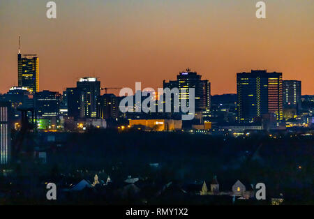 Skyline von Essen, Deutschland, f Hochhäuser der Innenstadt mit Rathaus, rechts, RWE Tower, Links, Stockfoto