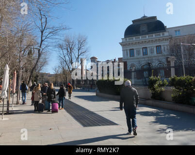 Madrid, Spanien - 27. Januar 2018: Moyano Straße, Pfad des Parque del Buen Retiro vom Paseo del Prado. Madrid Spanien Stockfoto