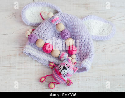 Gestrickte rosa gestreift Handarbeit gestaltete Katze. Kinder Spielzeug. Häkeln Muster. Handwerkliche Herstellung. Stockfoto