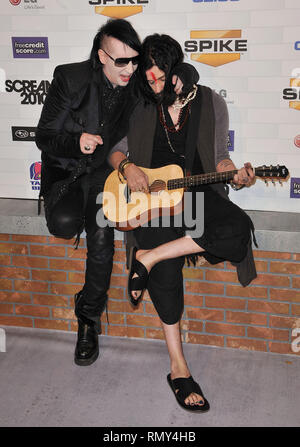 Marilyn Manson, Twiggy Ramirez-Scream 2010 im Griechischen Theater in Los Angeles. Marilyn Manson, Twiggy Ramirez 22 Veranstaltung in Hollywood Leben - Kalifornien, Roter Teppich und backstage, Film Stars, TV Stars, Musik, Promis, Topix, Bestof, Kunst, Kultur und Unterhaltung, Fotografie, Anfrage tsuni@Gamma-USA.com, Kredit Tsuni/USA, Zubehör Verschleiß von Menschen zum Ereignis. Schuhe, Schmuck, Ring, Ohrring, Tasche Ambiente und andere. Ab 2010 Stockfoto