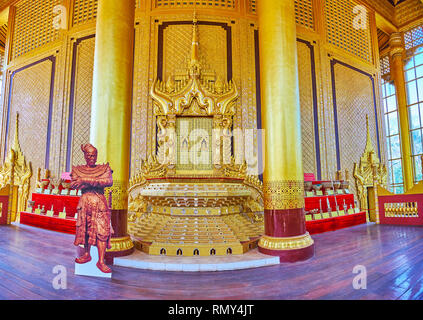 BAGO, MYANMAR - Februar 15, 2018: Der Komplex Dekoration von Thihathana (Lion) Trone mit geschnitzten Muster, Skulpturen und mirrorwork, tolles Publikum H Stockfoto