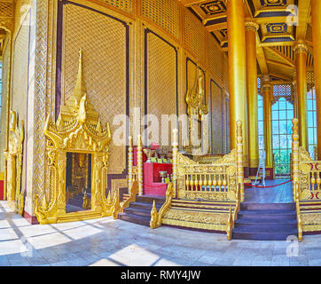 BAGO, MYANMAR - Februar 15, 2018: Die Große Aula der Kanbawzathadi Golden Palace berühmt für reichen Verzierungen aus geschnitztem Holz ist, hohen Säulen ein