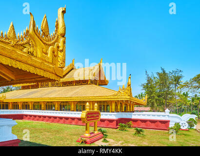 Die königliche Kanbawzathadi Palast bietet traditionelle burmesische Architektur mit feinen Holzschnitzereien, pyatthat Dach und Vergoldung, Bago, Myanmar. Stockfoto