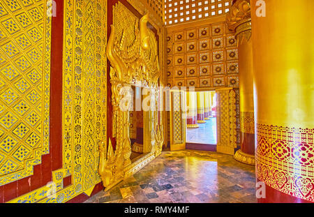BAGO, MYANMAR - Februar 15, 2018: Details im Innenraum von Biene (Bhammayarthana) Thronsaal der mirrorwork Kanbawzathadi Palast mit feinen und komplexen Woode